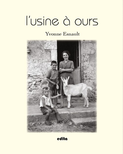 Photo ancienne d'une femme avec ses deux enfants et une chèvre