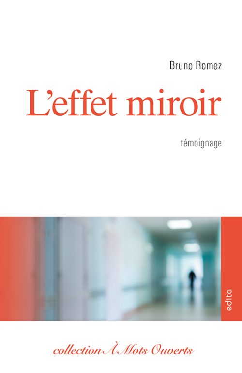 Un couloir d'hôpital avec, dans le flou, une silhouette