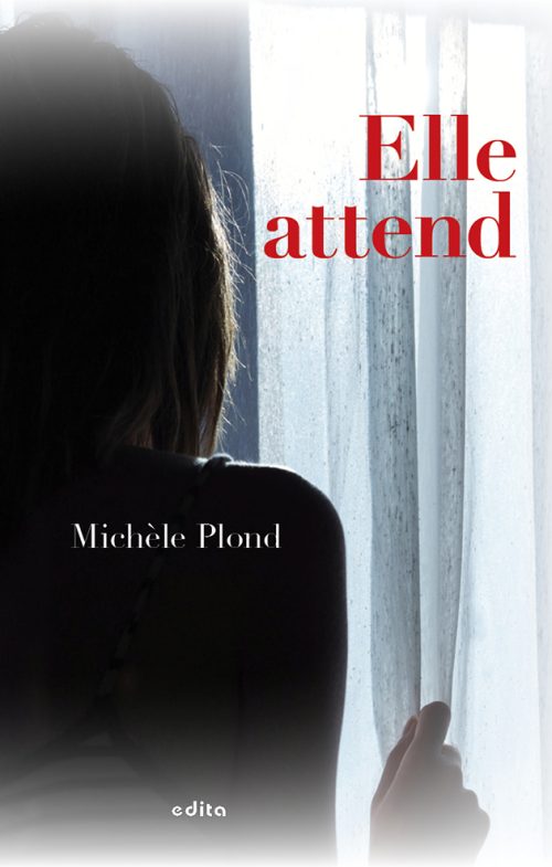 Une femme de dos, derrière une fenêtre. Elle regarde dehors.