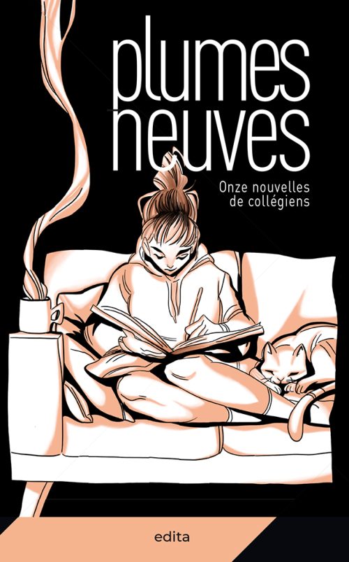 Jeune ado en train de lire un livre sur son canapé