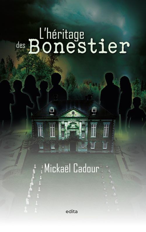 Une famille de dos, face à une maison de maître éclairée dans la nuit.