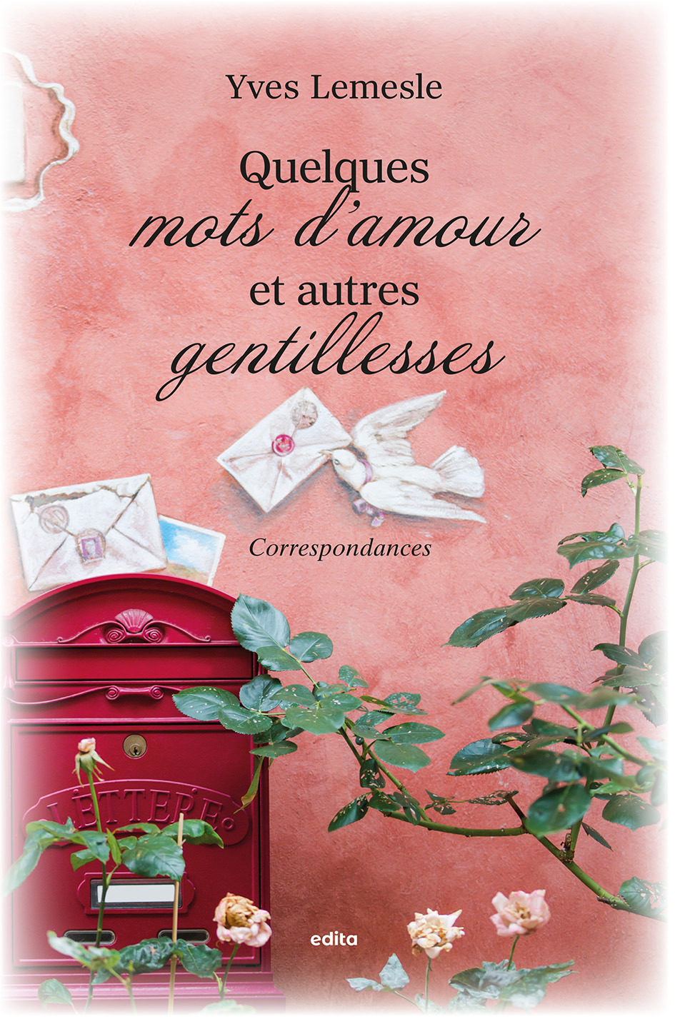 Une boîte aux lettres sur un fond ocre, avec des enveloppes et un oiseau qui en tient une dans son bec